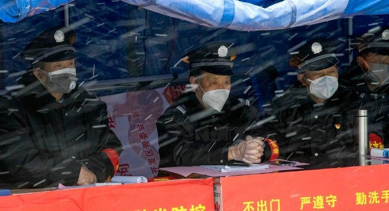 保安大叔，雪中門神.jpg